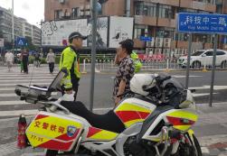 深圳交警嚴(yán)查不禮讓斑馬線(xiàn)！