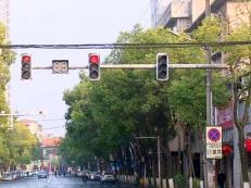 為防控疫情紅綠燈”全紅“是否可行？